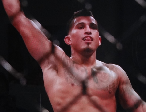 Anthony Pettis Photo with Hand raised